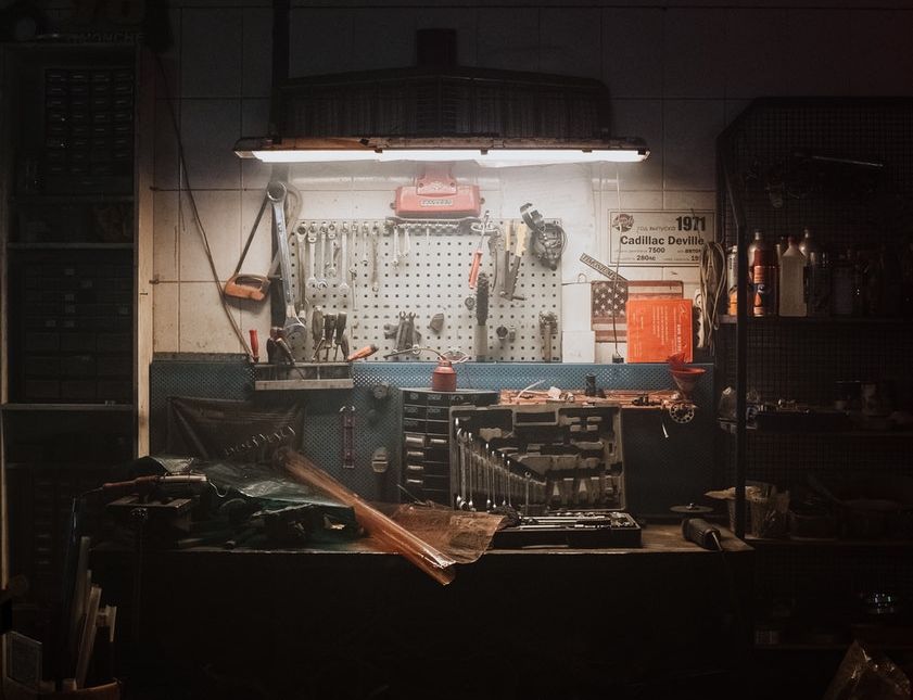 Освещение стола с инструментами в гараже