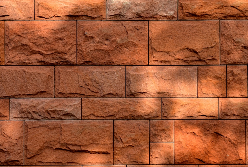 Оранжевая стена из камней